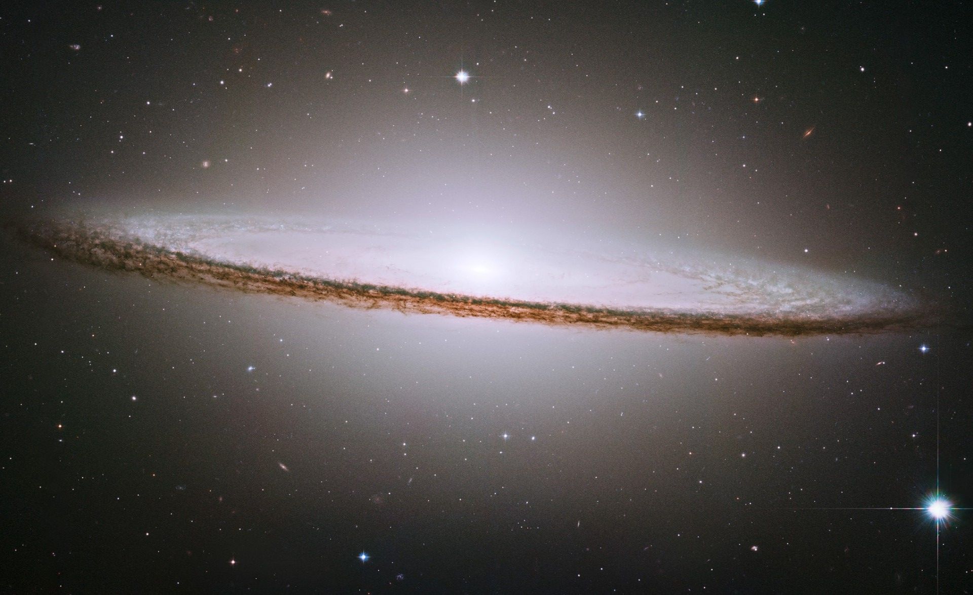 Галактика Сомбреро (M104)